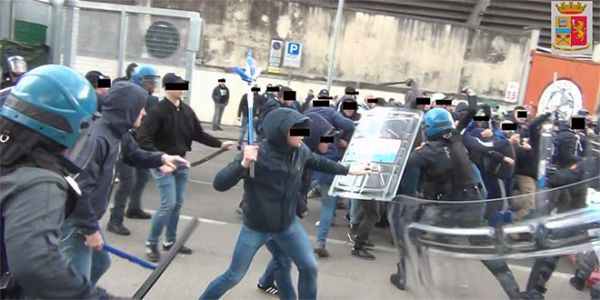 Calcio: scontri tra tifosi di Lecce e Bari sull’A16