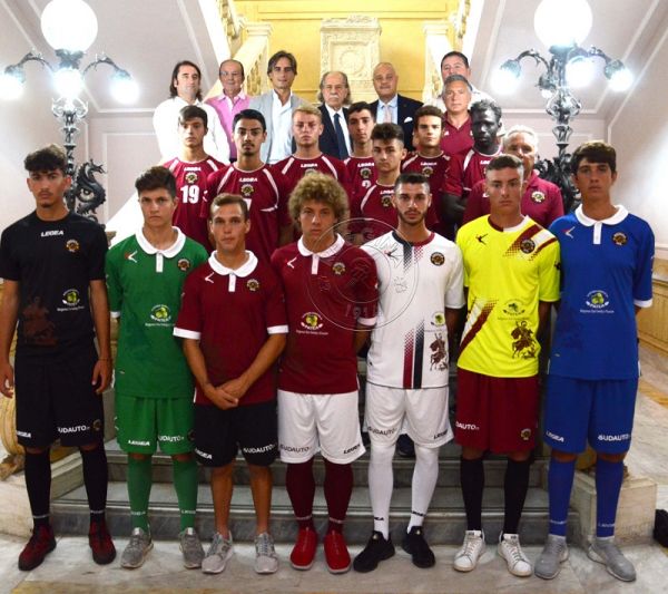 Reggina 1914, presentate le maglie ufficiali