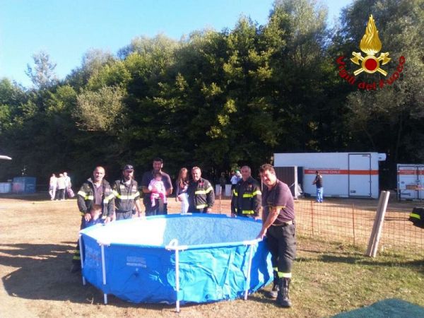 Vigili del Fuoco Calabria, donata piscina ai bambini delle tendopoli
