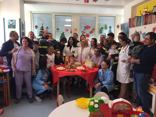 Vigili del Fuoco Calabria, visita ai reparti di pediatria e pediatria oncologica