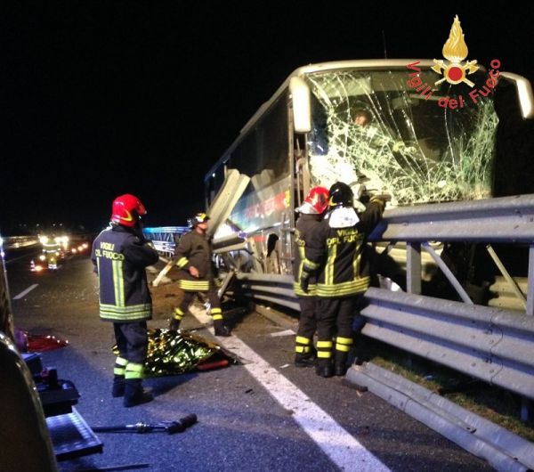 Vigili del Fuoco Cosenza, autobus fuori strada: un morto