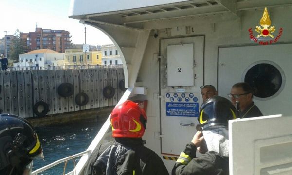 Vigili del Fuoco di Reggio Calabria, incendio catamarano al porto