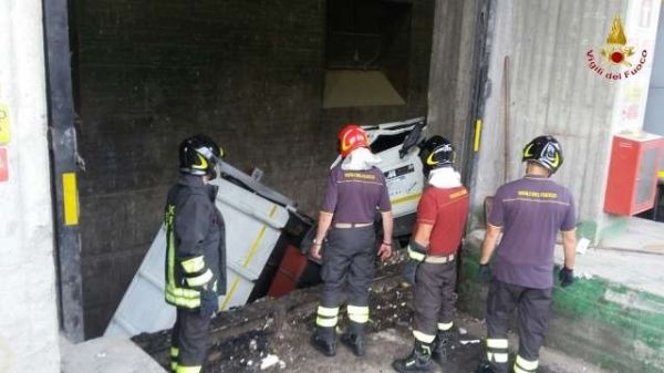 Vigili del Fuoco di Reggio Calabria, intervento per autocompattatore precipitato