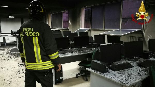 Vigili del Fuoco di Siderno spengono incendio a scuola di Roccella