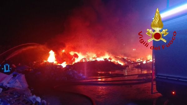 Vigili del Fuoco, impegnativo intervento a Gioia Tauro