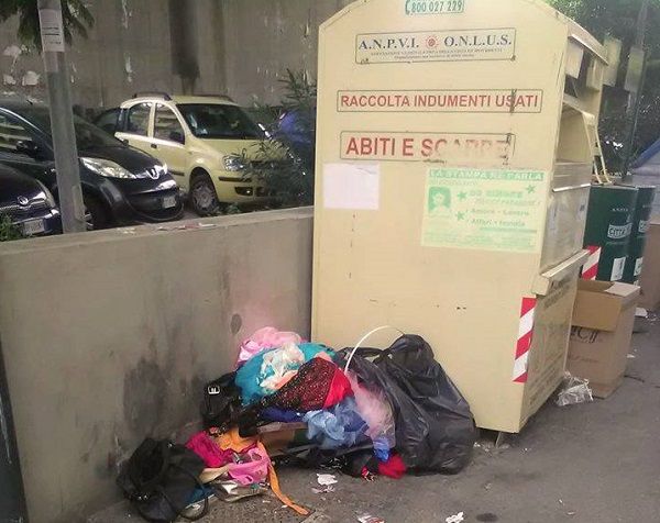 CasaPound Reggio Calabria, inciviltà e degrado nei cassonetti raccolta vestiti