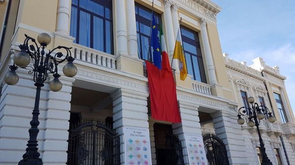 Città Metropolitana, drappo rosso contro la violenza