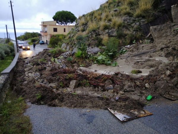 Motta S. Giovanni, strada interrotta per frana