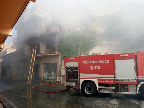 Motta San Giovanni, incendio fabbricato via Mazzni
