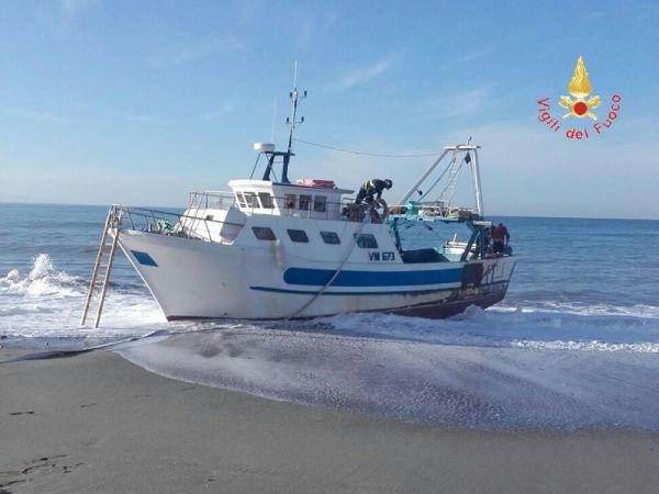 Vigili del Fuoco Calabria, motopeschereccio in avaria