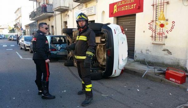 Vigili del Fuoco Catanzaro, autovettura ribaltata