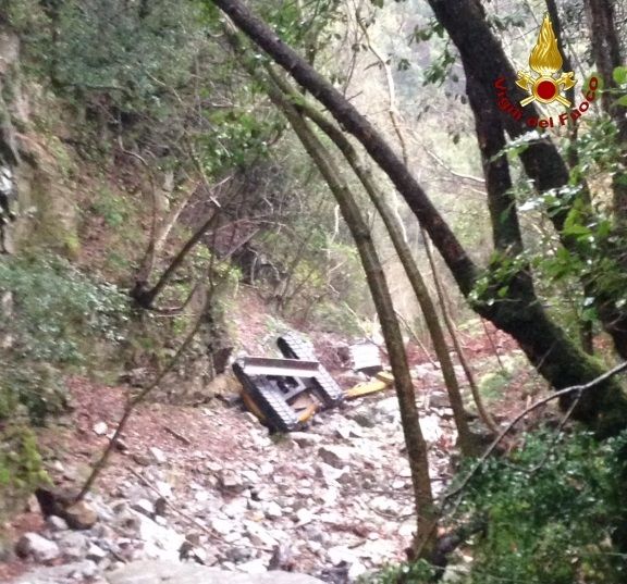 Vigili del Fuoco Catanzaro, escavatore ribaltato a Sorbo San Basile