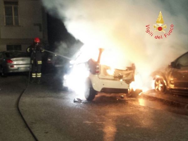 Vigili del Fuoco Catanzaro, incendiata una autovettura smart