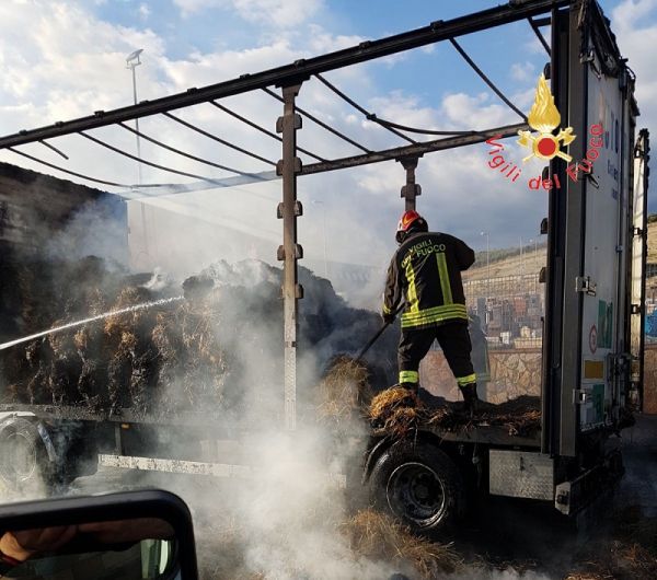 Vigili del Fuoco Catanzaro, incendio autoarticolato