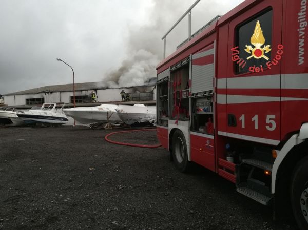 Vigili del Fuoco Catanzaro, incendio capannone