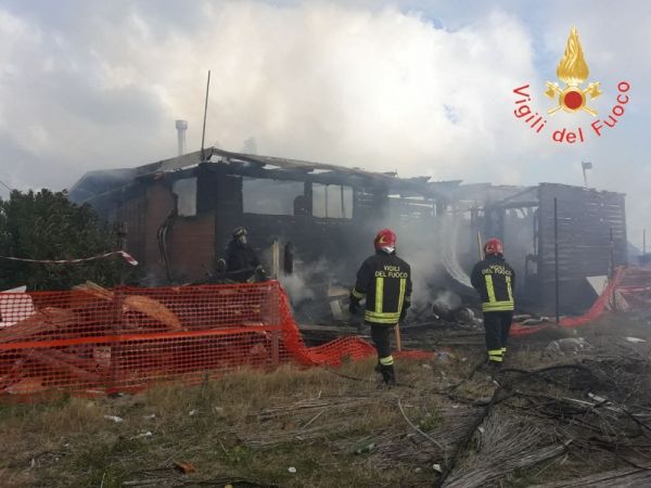Vigili del Fuoco Catanzaro, incendio struttura balneare