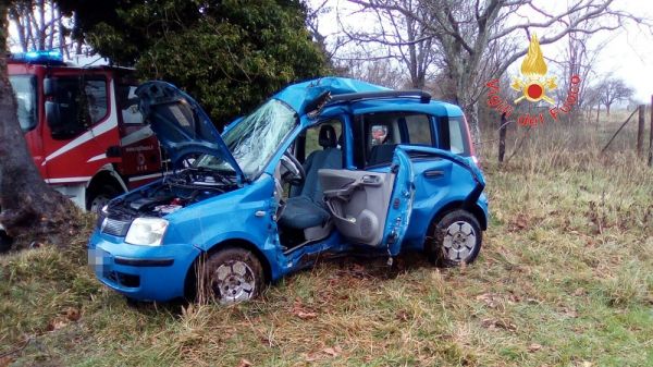 Vigili del Fuoco Chiaravalle, auto contro albero