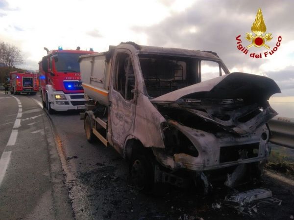 Vigili del Fuoco Cosenza, incendio automezzo RSU