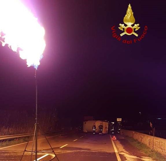 Vigili del Fuoco Crotone, intervento per ribaltamento autocisterna