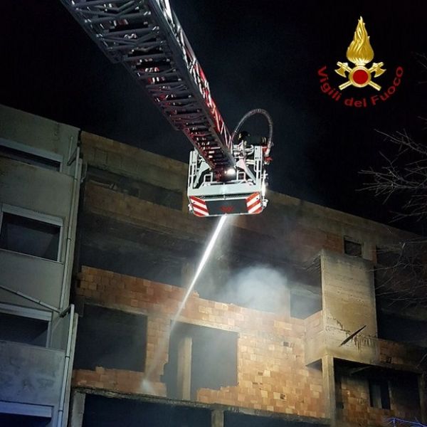 Vigili del Fuoco di Reggio Calabria, incendio struttura rustica