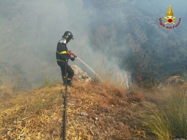 Vigili del Fuoco di Reggio Calabria, vasto incendio ad Ortì-Terreti