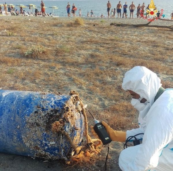 Vigili del Fuoco, fusto sospetto sulla spiaggia di Gizzeria