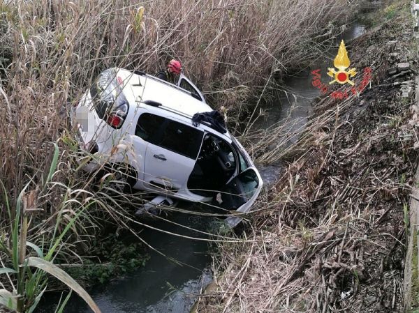 Vigili del Fuoco Lamezia, autovettura finisce in un canale