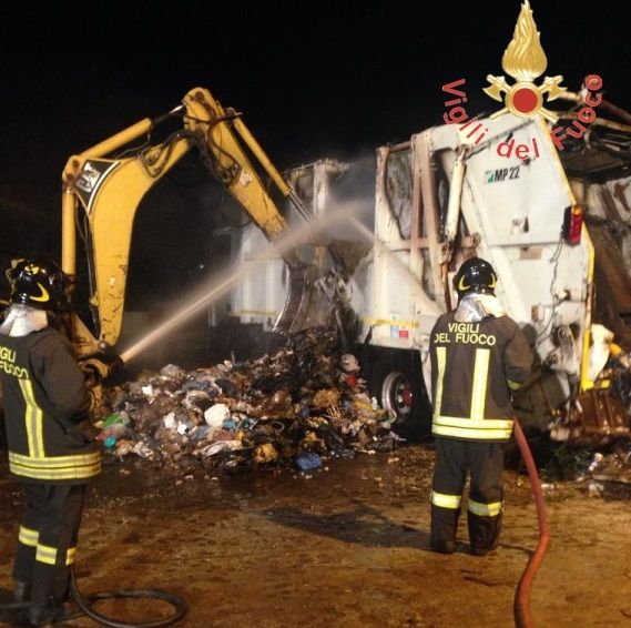 Vigili del Fuoco Lamezia, incendio compattatore