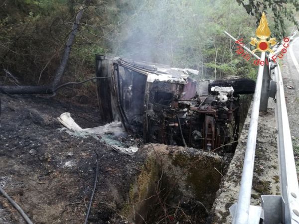 Vigili del Fuoco Lamezia Terme, camion fuori strada