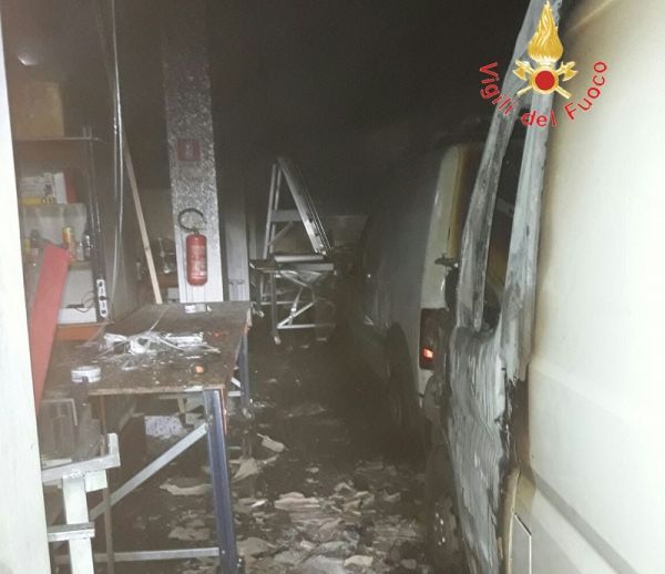 Vigili del Fuoco Lamezia Terme, incendio a magazzino