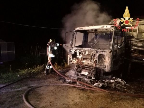 Vigili del Fuoco Lamezia Terme, incendio automezzi ditta edile