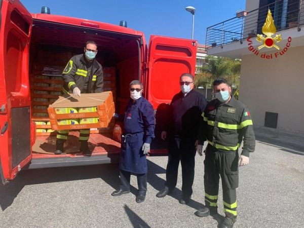 Vigili del Fuoco Reggio Calabria, distribuzione colombe pasquali