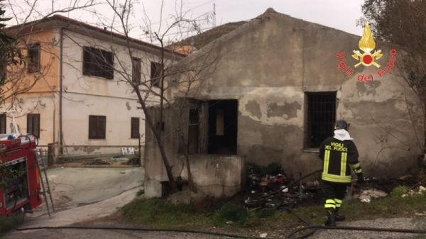 Vigili del Fuoco Sellia Marina, incendio casa abbandonata